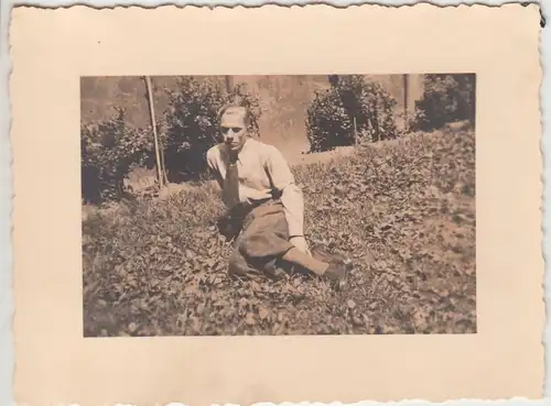 (F12164) Orig. Foto junger Mann sitzt am Haus, 1930er