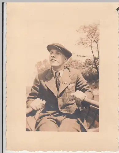 (F12162) Orig. Foto junger Mann sitzt im Ruderboot, 1930er