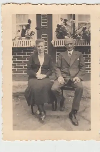 (F12160) Orig. Foto Paar sitzt vor einem Haus, 1930er