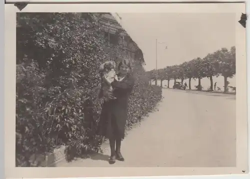 (F12159) Orig. Foto junge Dame mit Hund an einem Gebäude, Alleestraße am See, 19