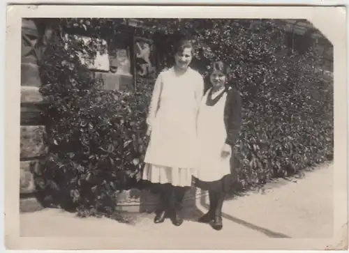 (F12158) Orig. Foto junge Damen an einem Gebäude, Gasthaus, 1930er