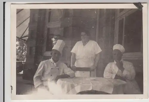 (F12153) Orig. Foto Köche sitzen vor einem Haus, Restaurant, Café, 1930er