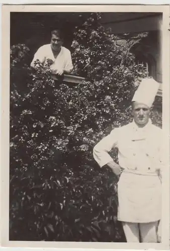 (F12152) Orig. Foto junger Mann als Koch am beranktem Haus, 1930er