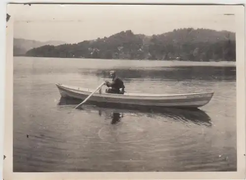 (F12142) Orig. Foto junger Mann im Boot auf einem See, Schwarzwald 1930er