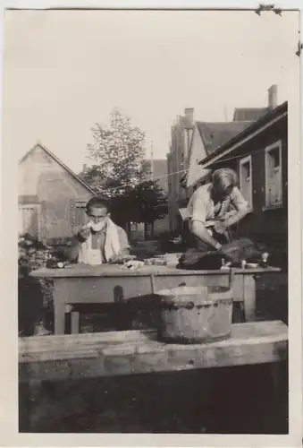 (F12138) Orig. Foto junge Männer rasieren sich im Freien 1930er