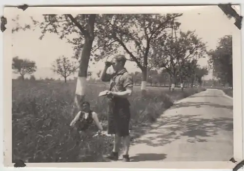 (F12137) Orig. Foto junge Männer, Wanderer mit Landkarte am Wegesrand 1930er