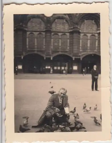 (F12130) Orig. Foto Bremen, junger Mann füttert Tauben vor dem Hauptbahnhof 1930