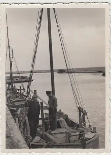 (F12115) Orig. Foto Kutter am Ufer eines Kanals oder Fluss 1930er