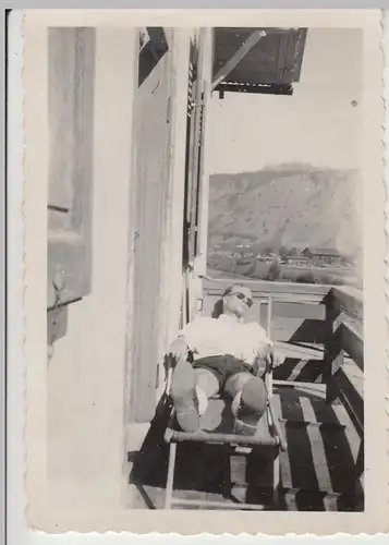 (F12112) Orig. Foto Mann liegt auf der Veranda, Ort in den Bergen, 1930er