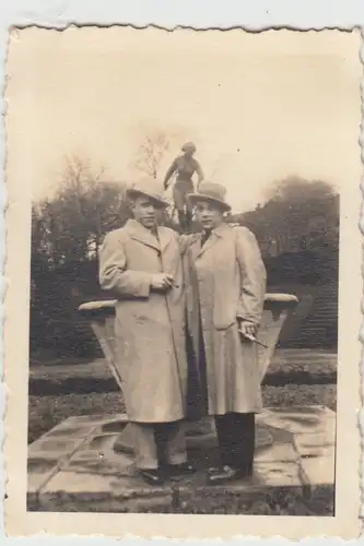 (F12111) Orig. Foto junge Männer vor einem Brunnen, 1930er