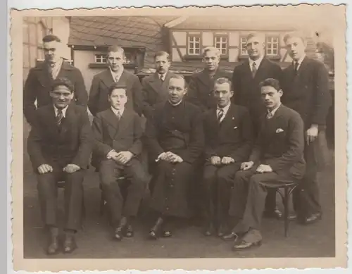 (F12110) Orig. Foto Personen sitzen im Hof, 1930er