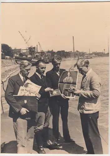 (F12102) Orig. Foto junge Männer mit Zeitschrift "Neue Jugend", vermutl. Bonn 19