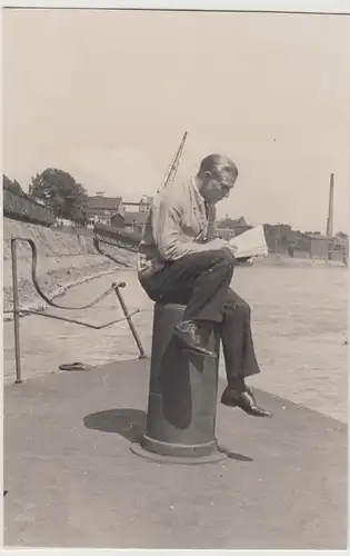 (F12101) Orig. Foto junger Mann sitzt auf Poller, vermutl. Bonn 1930er
