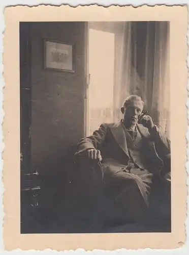 (F12099) Orig. Foto Mann mit Zigarre sitzt im Raum 1930er