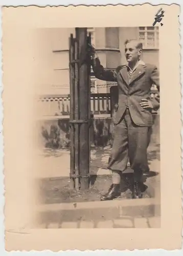 (F12098) Orig. Foto junger Mann in Knickerbocker am Laternenmast, 1930er
