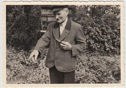 (F12097) Orig. Foto Mann mit Pfeife im Garten, 1930/40er