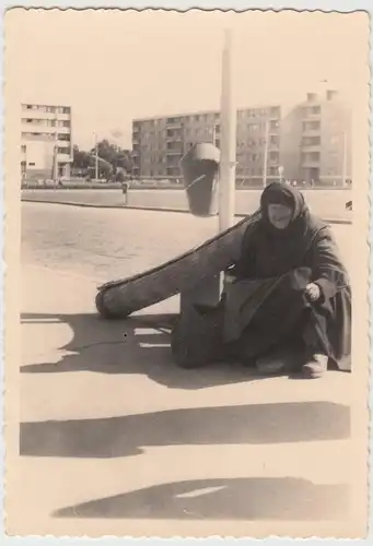 (F12071) Orig. Foto Urlaub in Constan?a 1950/60er, alte Frau am Straßenrand