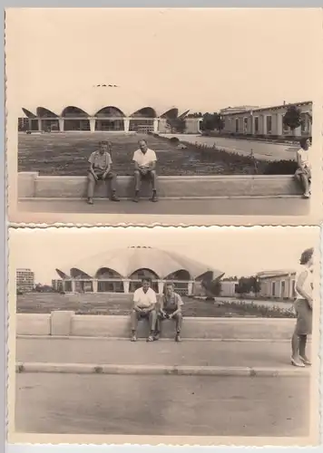 (F12066) 2x Orig. Foto Urlaub in Constan?a 1950/60er, junge Männer vor e. runden