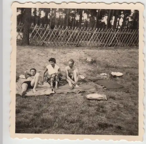 (F12047) Orig. Foto Urlaub in Arendsee, DDR 1959, Personen auf der Wiese