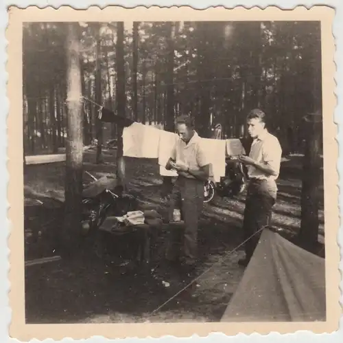 (F12046) Orig. Foto Urlaub in Arendsee, DDR 1959, Zelten im Wald