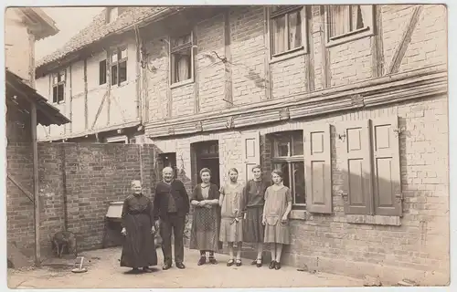 (F12027) Orig. Foto Personen an einem Backstein-Fachwerkhaus 1920er