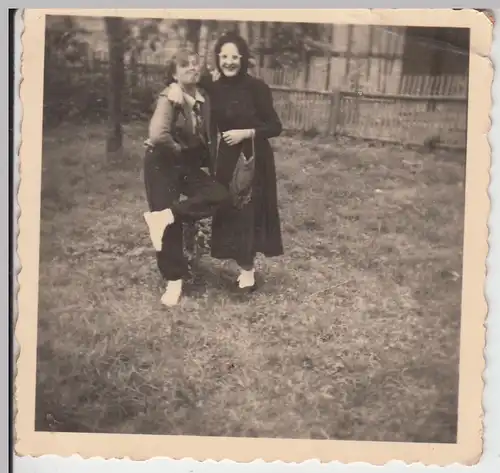 (F12025) Orig. Foto junge Damen in Verkleidung im Freien, Halberstadt 1954