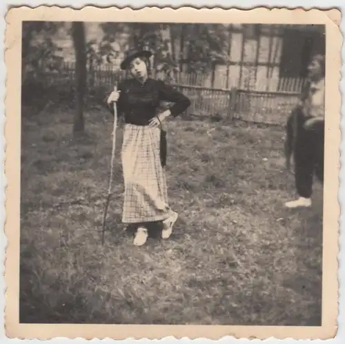 (F12021) Orig. Foto junge Dame in Verkleidung im Freien, Halberstadt 1954
