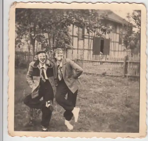 (F12019) Orig. Foto junge Damen in Verkleidung im Freien, Halberstadt 1954