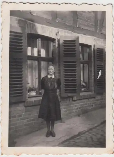 (F12015) Orig. Foto Halberstadt, Irene Mehns vor Fachwerkhaus, Konfirmation 1951