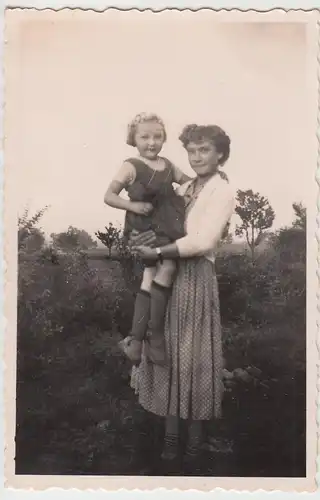 (F12013) Orig. Foto junge Frau m. Kleinkind a. Arm im Freien, 1950er