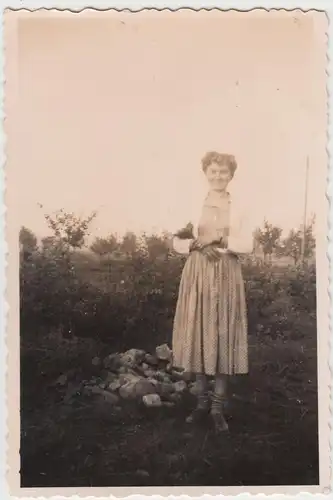 (F12012) Orig. Foto junge Frau im Freien, am Steinhäufchen 1950er