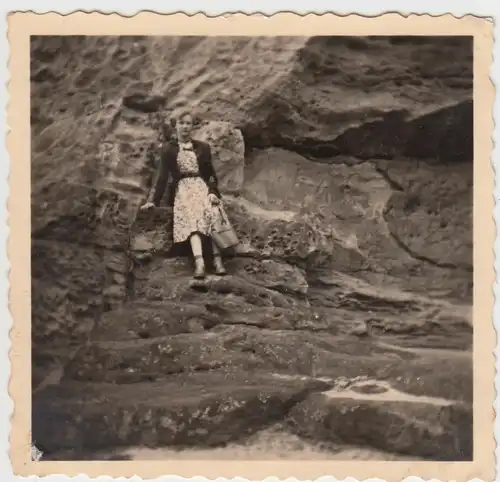 (F12009) Orig. Foto junge Frau auf Felsen, Halberstadt Huy 1954