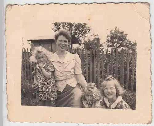 (F12007) Orig. Foto Frau mit kleinen Mädchen am Gartenzaun, Halberstadt 1950er