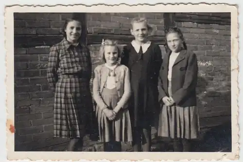 (F12005) Orig. Foto Halberstadt, Mädchen vor Haus a.d. Finkenflucht 1950