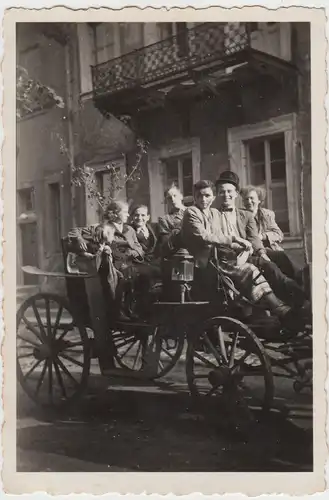 (F12004) Orig. Foto Personen in offener Pferdekutsche, Halberstadt 1953