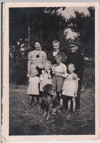 (F12002) Orig. Foto Personengruppe im Freien, Kinder mit Hund 1950er