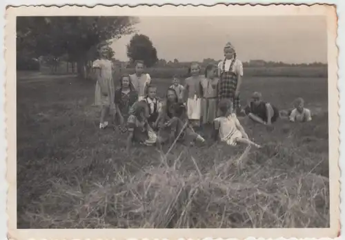 (F11992) Orig. Foto Kindergeburtstag in Halberstadt, Kindergruppe im Freien 1950