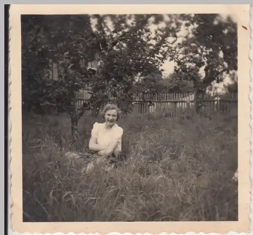 (F11989) Orig. Foto junge Dame a. Halberstadt sitzt im Garten 1954