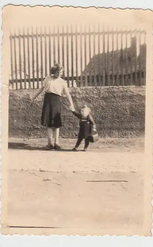 (F11988) Orig. Foto Frau m. Kleinkind am Straßenrand, Halberstadt 1954