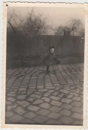 (F11987) Orig. Foto Kleinkind auf der Pflasterstraße, Halberstadt 1954