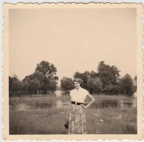 (F11982) Orig. Foto junge Dame am Hochwasser bei Kloster Gröningen 1955