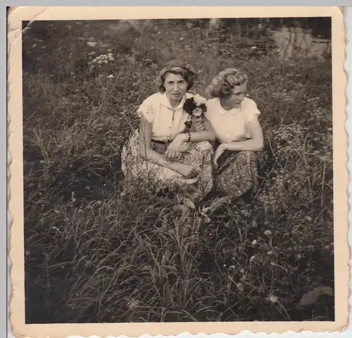 (F11980) Orig. Foto junge Damen auf Wiese bei Kloster Gröningen 1955