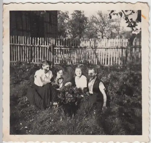 (F11977) Orig. Foto Halberstadt, junge Damen im Garten "bei Schäfers" 1954