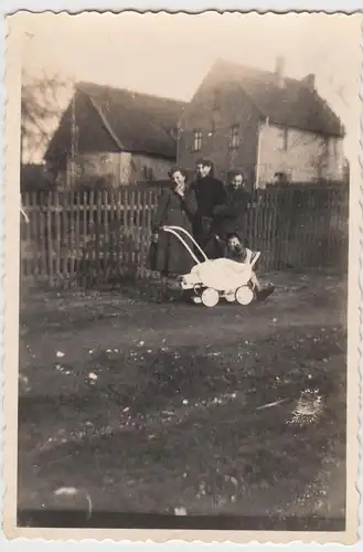 (F11976) Orig. Foto Halberstadt, Personen m. Kinderwagen am Butterberg 1954