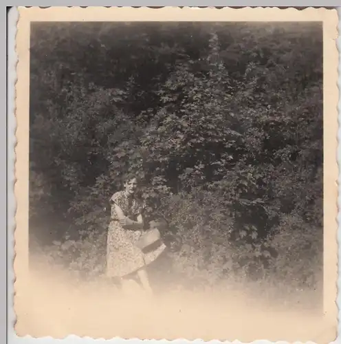 (F11971) Orig. Foto junge Dame im Huy b. Halberstadt, Spaziergang 1954