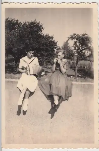 (F11968) Orig. Foto junge Damen musizieren auf der Mauer, Halberstadt 1953