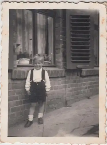 (F11960) Orig. Foto kleiner Junge Reinhard Wehrmann vor Haus i. Halberstadt 1951