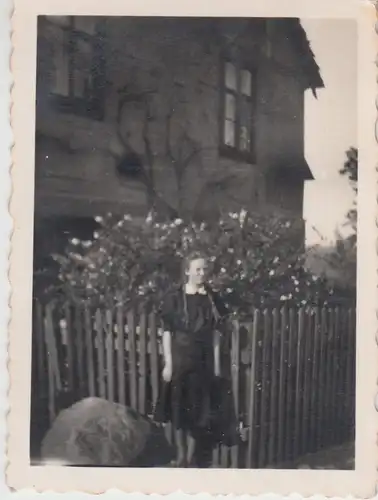 (F11959) Orig. Foto Konfirmation, Mädchen Irene vor Haus i. Halberstadt 1950er