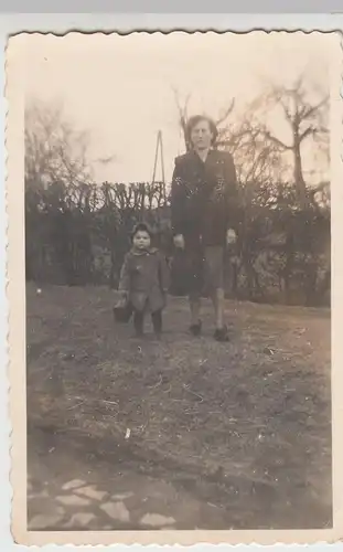 (F11955) Orig. Foto Mutter mit Kind im Freien, Spaziergang Halberstadt 1954