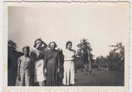 (F11953) Orig. Foto junge Frauen / Mädchen im Garten, "Volksfest" Halberstadt 19